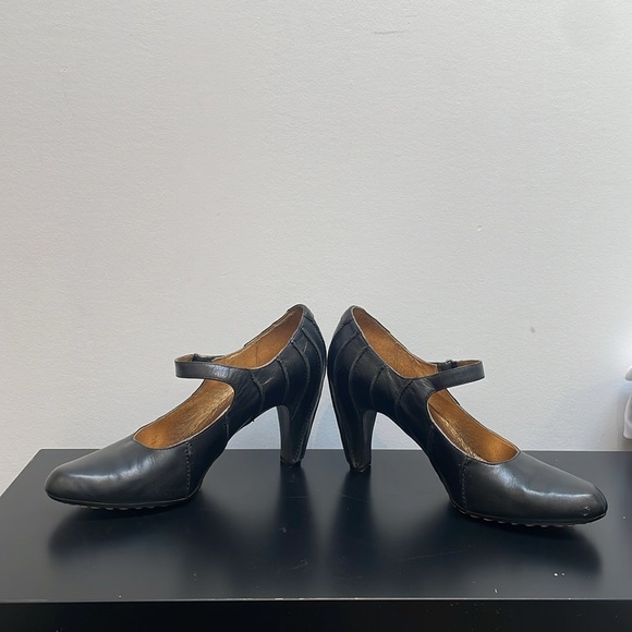 Tsubo Anush Pumps heels US8.5 black leather Velcro strap Mary Jane closed toe - Picture 4 of 11